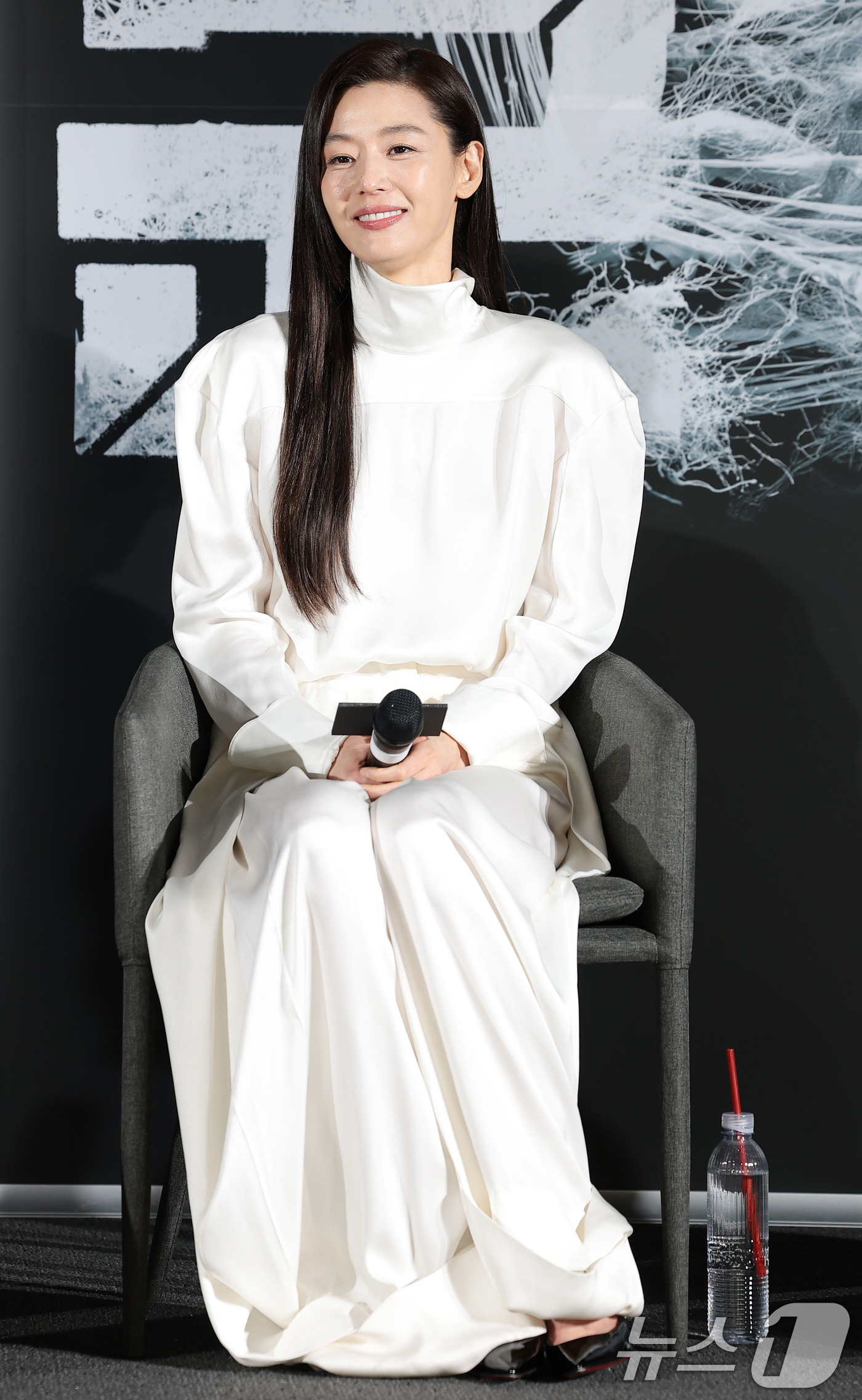 (서울=뉴스1) 권현진 기자 = 배우 전지현이 6일 서울 용산구 CGV용산아이파크몰에서 열린 영화 '군체'(감독 연상호) 제작보고회에 참석해 미소를 짓고 있다.'군체'는 정체불명의 …