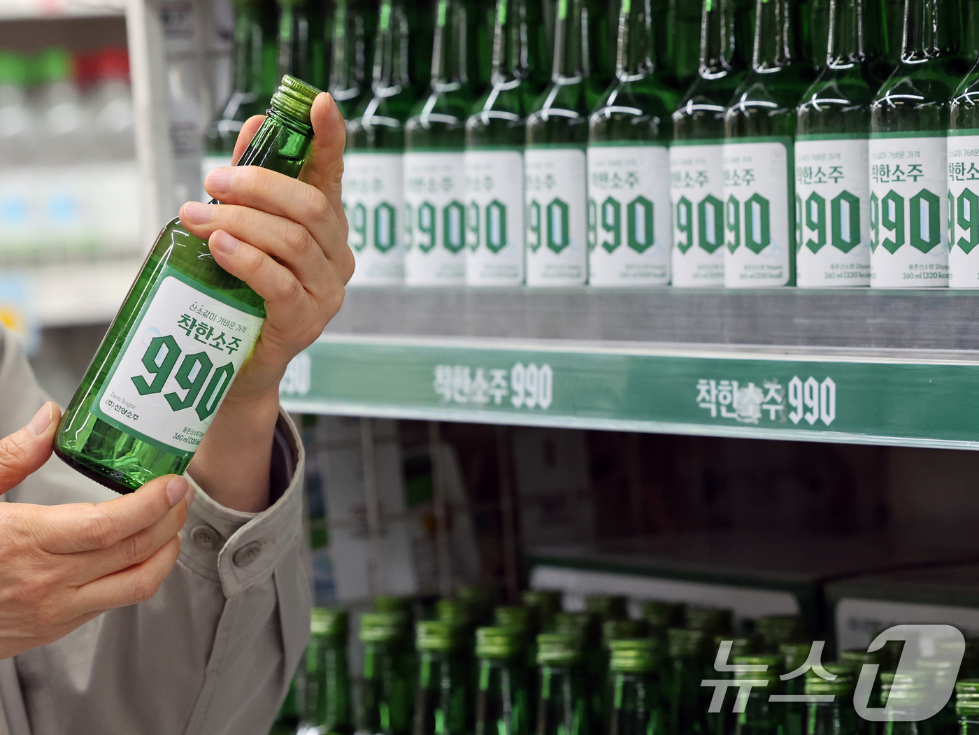 (서울=뉴스1) 황기선 기자 = 6일 오전 서울 송파구 농수산물도매시장 가락몰 다농마트에서 '착한소주 990'이 진열돼 있다.'착한소주 990'은 소상공인시장진흥공단, 한국수퍼체인 …