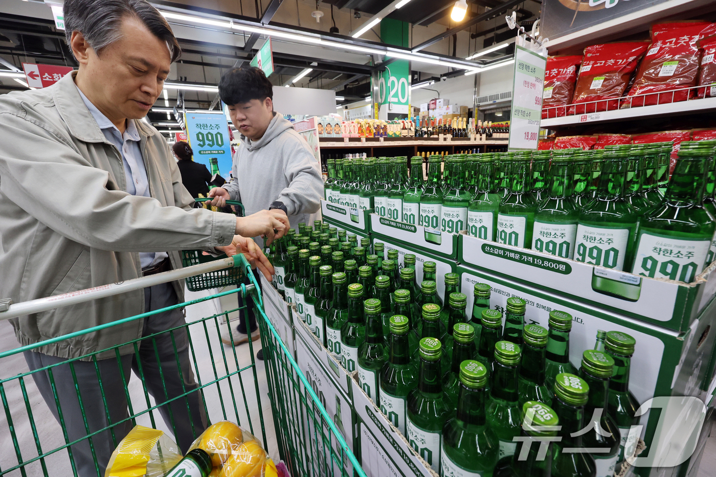 (서울=뉴스1) 황기선 기자 = 6일 오전 서울 송파구 농수산물도매시장 가락몰 다농마트에서 '착한소주 990'이 진열돼 있다.'착한소주 990'은 소상공인시장진흥공단, 한국수퍼체인 …