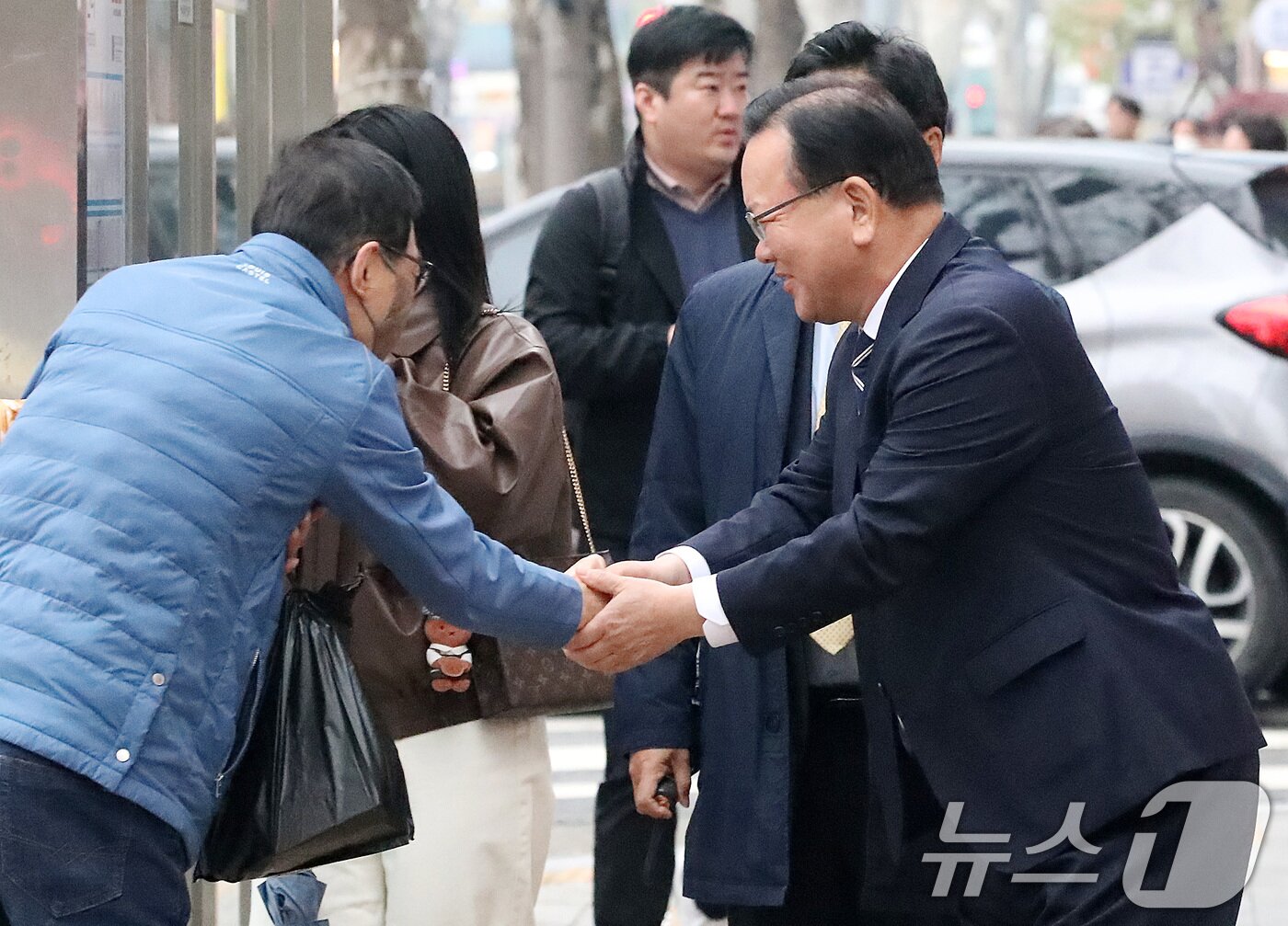 본문 이미지 - 6·3 지방선거 대구시장 출마를 선언한 김부겸 전 국무총리가 6일 대구 중구의 한 거리에서 시민과 인사 나누고 있다. 2026.4.6 ⓒ 뉴스1 공정식 기자