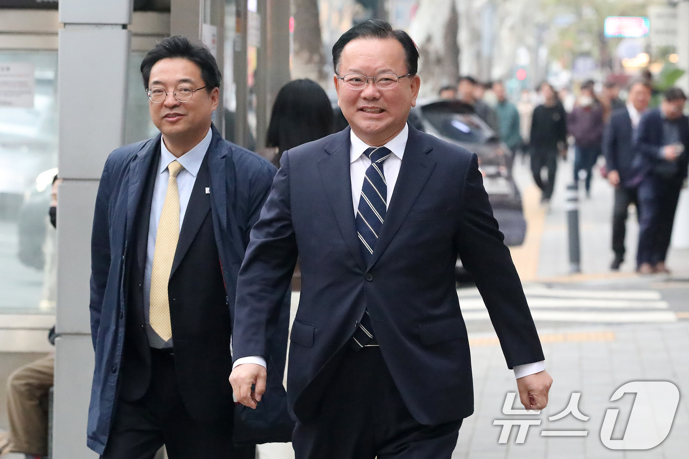 (대구=뉴스1) 공정식 기자 = 6·3 지방선거 대구시장 출마를 선언한 김부겸 전 국무총리가 6일 대구 중구의 한 지역 기자 간담회 장소로 이동하고 있다. 2026.4.6/뉴스1