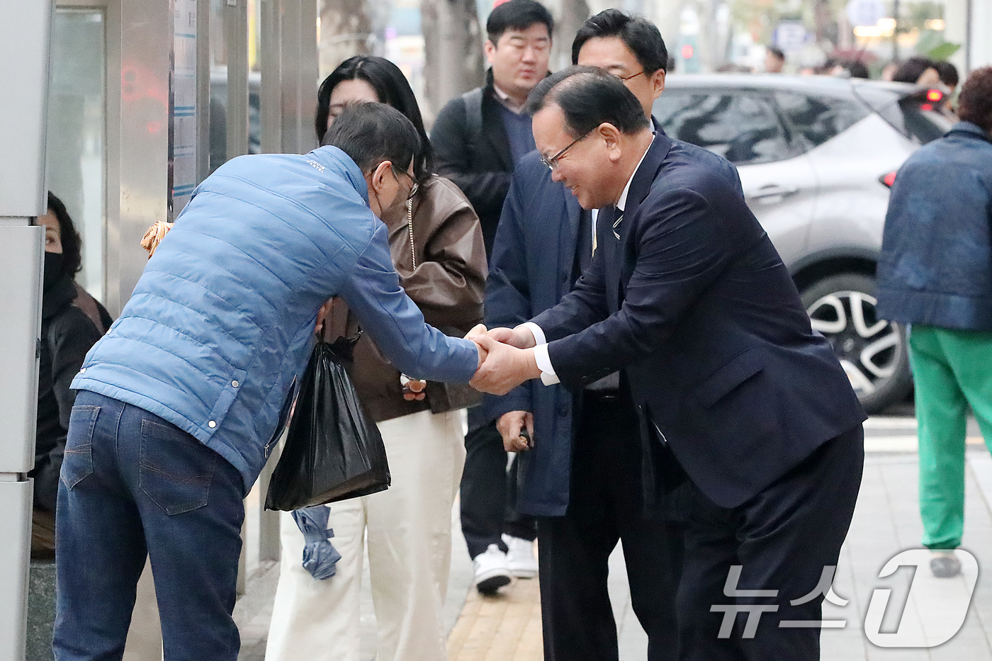 (대구=뉴스1) 공정식 기자 = 6·3 지방선거 대구시장 출마를 선언한 김부겸 전 국무총리가 6일 대구 중구의 한 거리에서 시민과 인사 나누고 있다. 2026.4.6/뉴스1