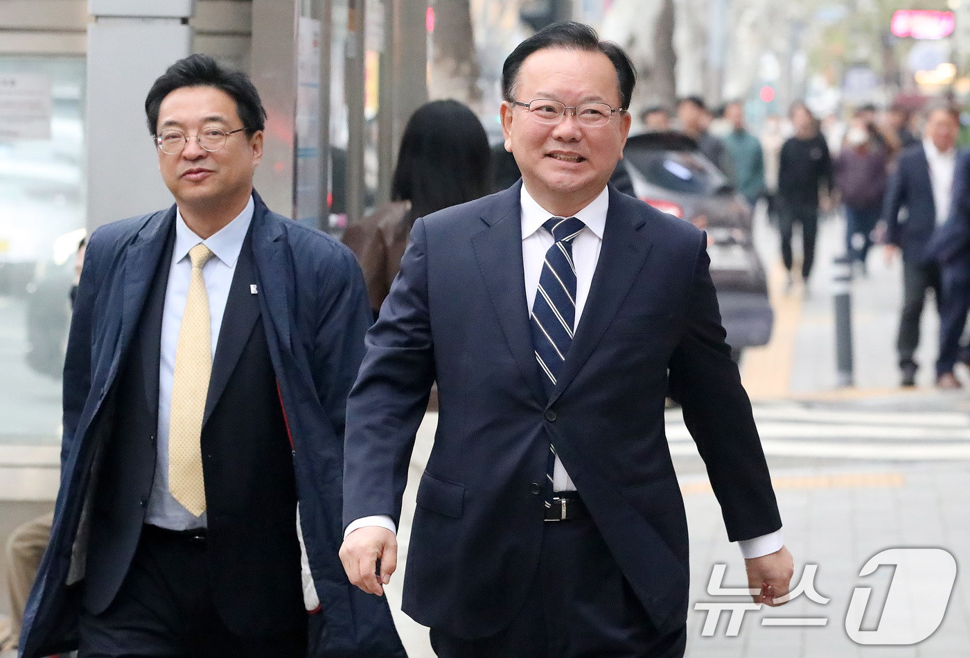 (대구=뉴스1) 공정식 기자 = 6·3 지방선거 대구시장 출마를 선언한 김부겸 전 국무총리가 6일 대구 중구의 한 지역 기자 간담회 장소로 이동하고 있다. 2026.4.6/뉴스1