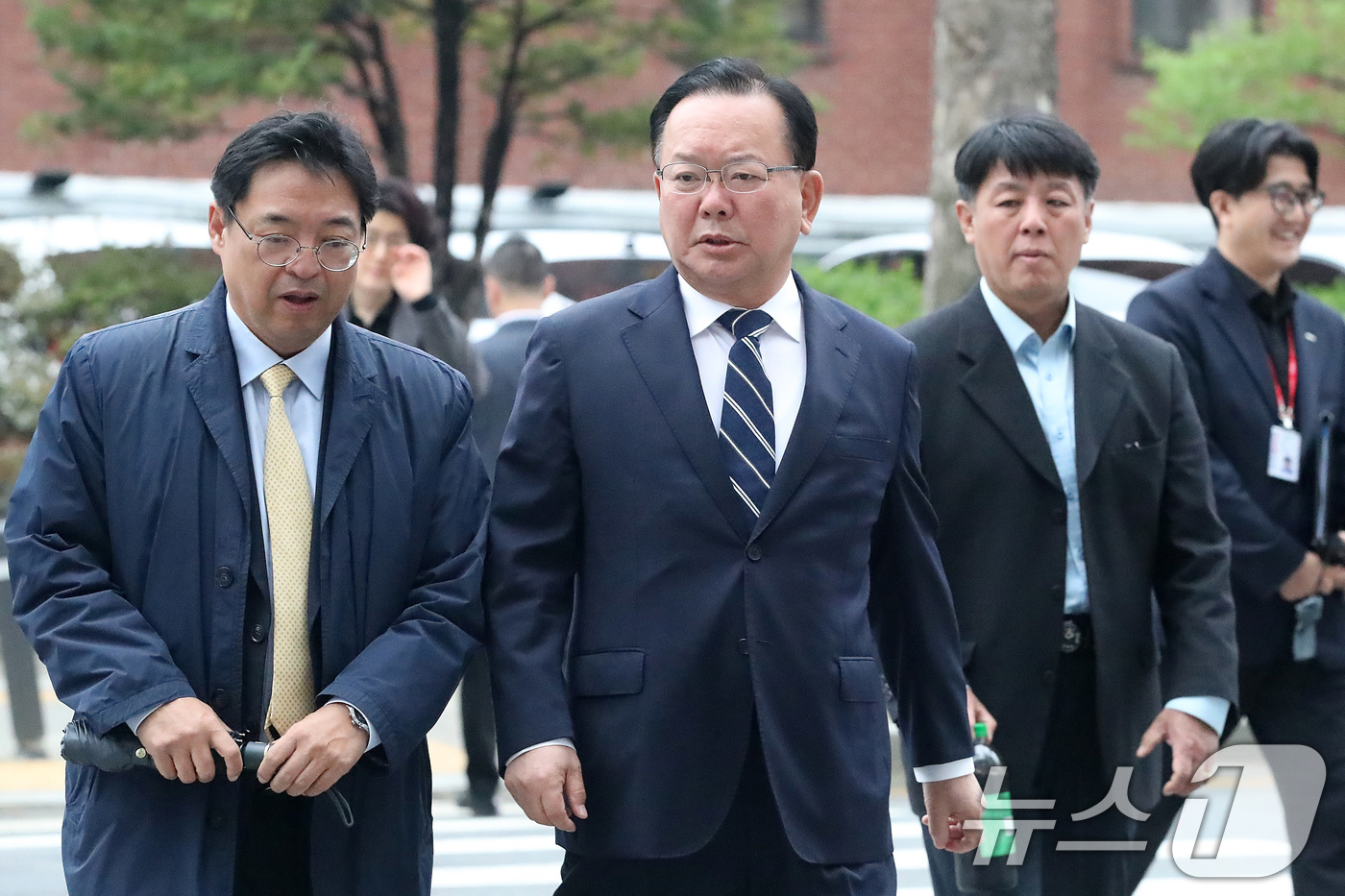 (대구=뉴스1) 공정식 기자 = 6·3 지방선거 대구시장 출마를 선언한 김부겸 전 국무총리가 6일 대구 중구의 한 지역 기자 간담회 장소로 이동하고 있다. 2026.4.6/뉴스1