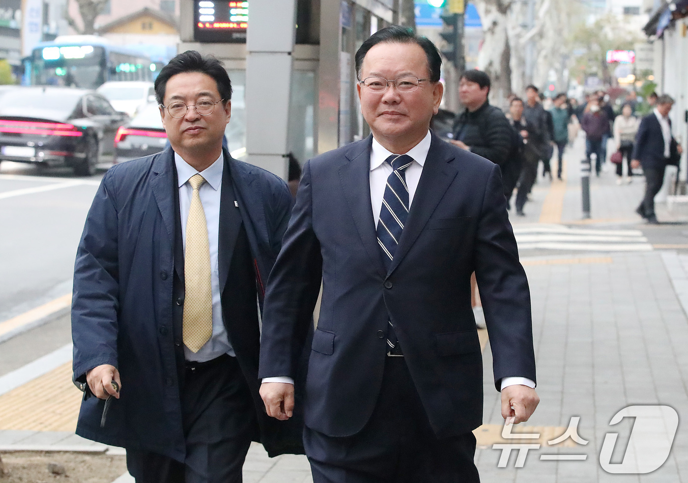 (대구=뉴스1) 공정식 기자 = 6·3 지방선거 대구시장 출마를 선언한 김부겸 전 국무총리가 6일 대구 중구의 한 지역 기자 간담회 장소로 이동하고 있다. 2026.4.6/뉴스1