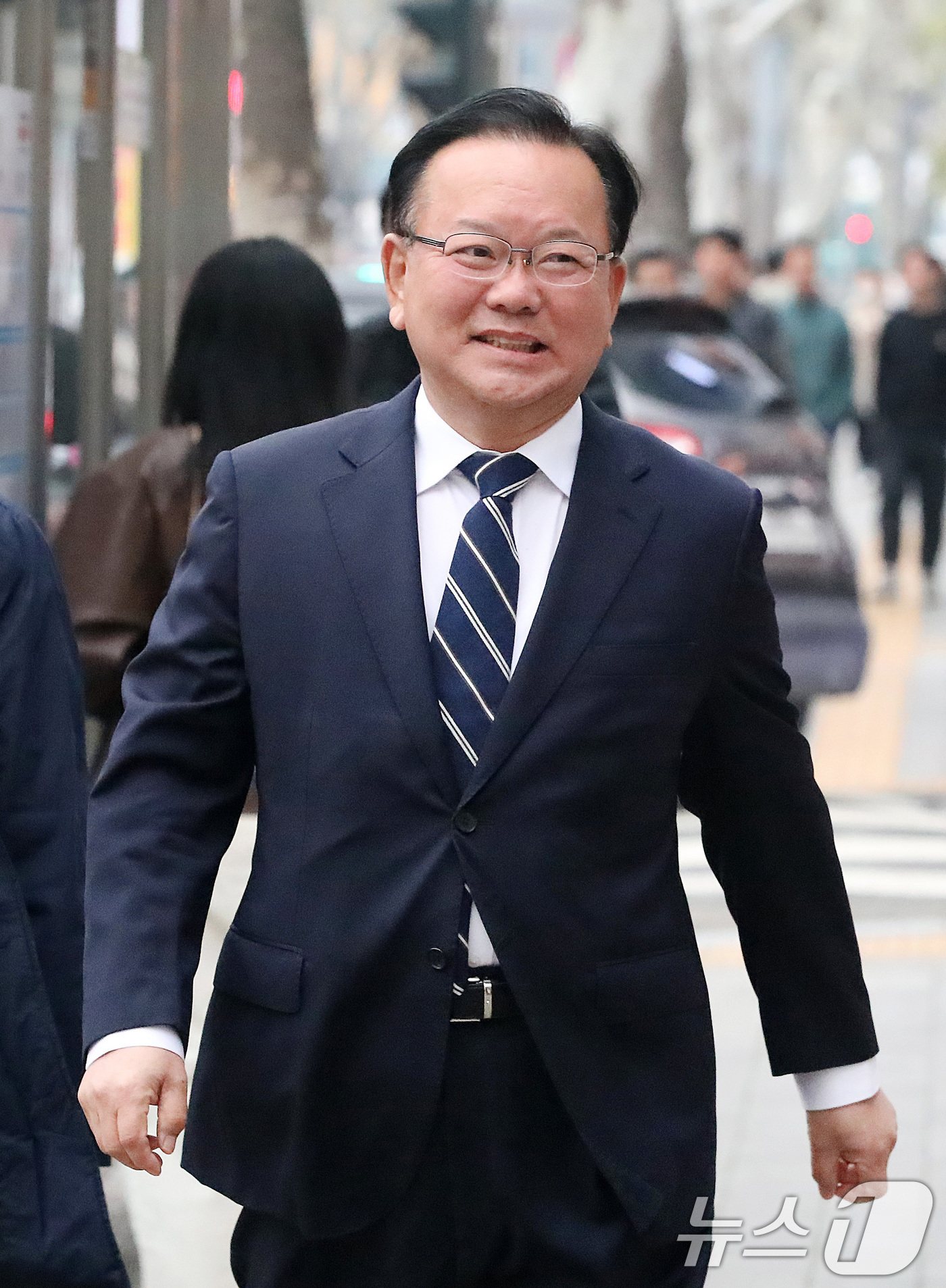 (대구=뉴스1) 공정식 기자 = 6·3 지방선거 대구시장 출마를 선언한 김부겸 전 국무총리가 6일 대구 중구의 한 지역 기자 간담회 장소로 이동하고 있다. 2026.4.6/뉴스1