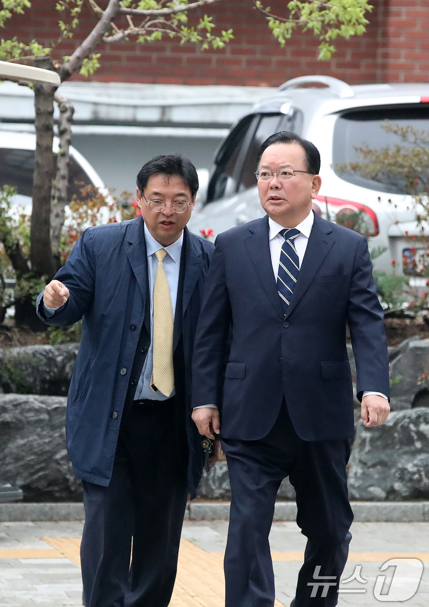 (대구=뉴스1) 공정식 기자 = 6·3 지방선거 대구시장 출마를 선언한 김부겸 전 국무총리가 6일 대구 중구의 한 지역 기자 간담회 장소로 이동하고 있다. 2026.4.6/뉴스1