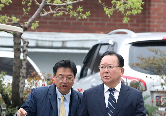 지역 기자 간담회 장소로 향하는 김부겸