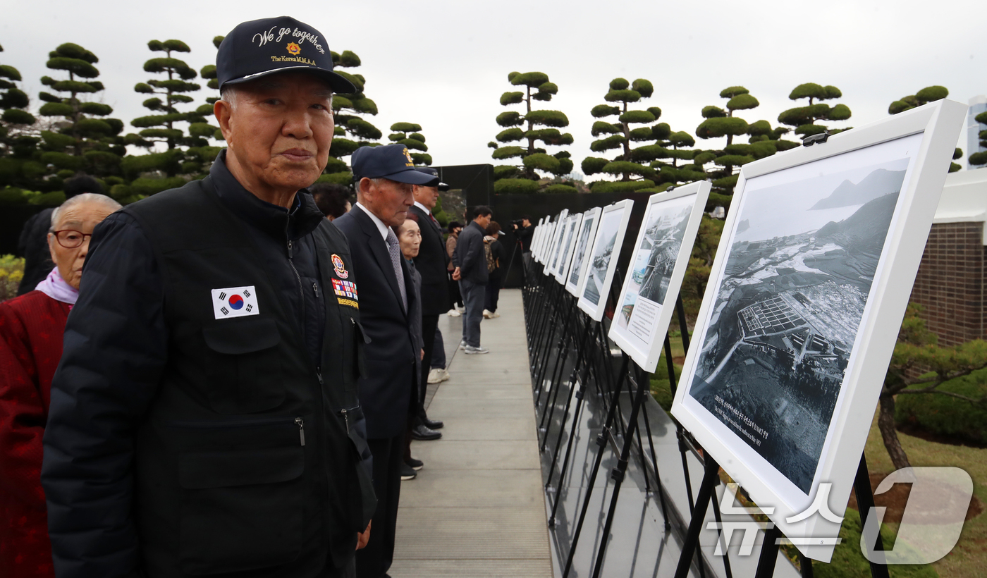 (부산=뉴스1) 윤일지 기자 = 6일 부산 남구 유엔기념공원에서 열린 '유엔기념공원 75주년 기념 기록사진 특별전'에서 6·25전쟁 참전 유공자, 월남전 참전 유공자 등이 전시를 …