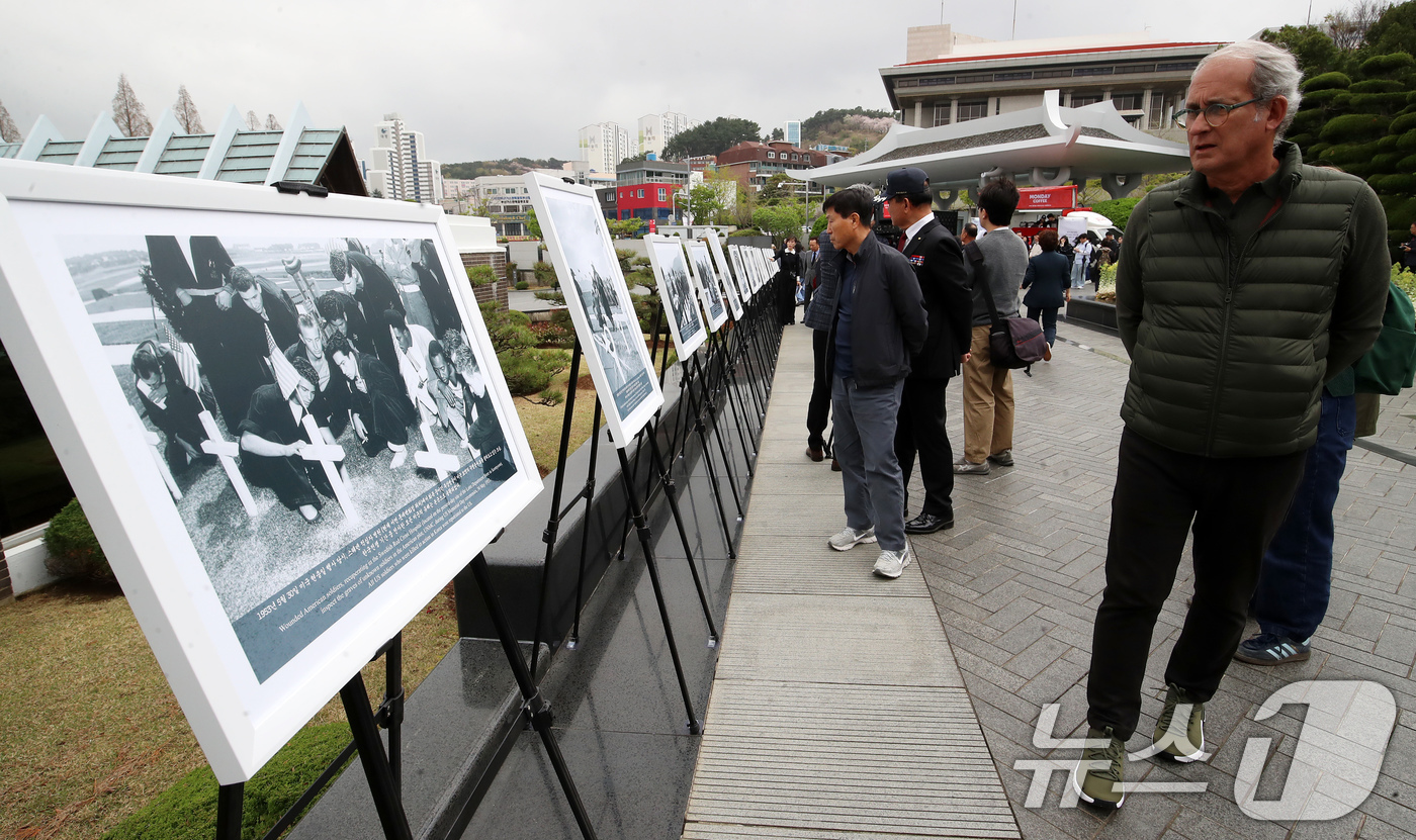 (부산=뉴스1) 윤일지 기자 = 6일 부산 남구 유엔기념공원에서 열린 '유엔기념공원 75주년 기념 기록사진 특별전'에서 외국인이 전시를 관람하고 있다.30일까지 열리는 이번 전시는 …