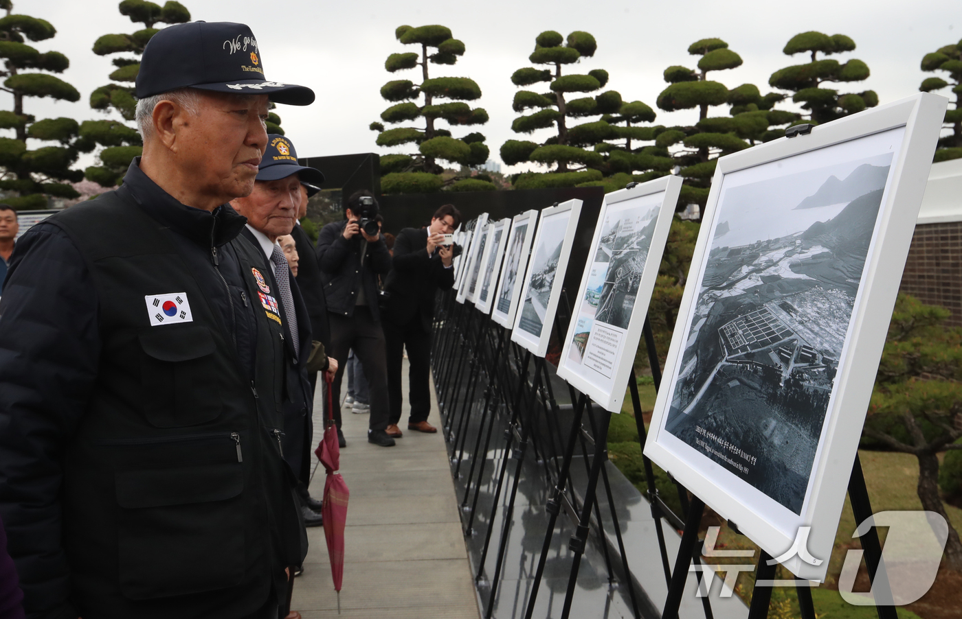 (부산=뉴스1) 윤일지 기자 = 6일 부산 남구 유엔기념공원에서 열린 '유엔기념공원 75주년 기념 기록사진 특별전'에서 6·25전쟁 참전 유공자, 월남전 참전 유공자 등이 전시를 …
