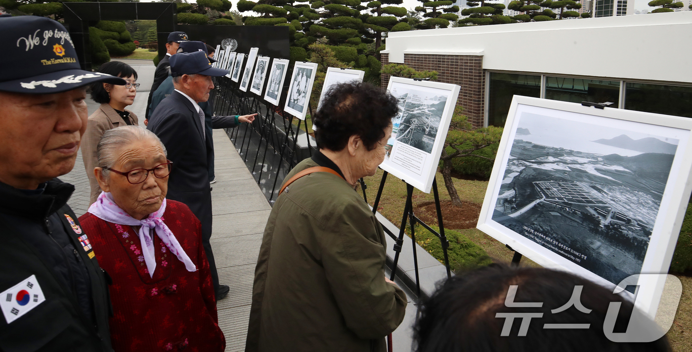 (부산=뉴스1) 윤일지 기자 = 6일 부산 남구 유엔기념공원에서 열린 '유엔기념공원 75주년 기념 기록사진 특별전'에서 6·25전쟁 참전 유공자, 월남전 참전 유공자 등이 전시를 …