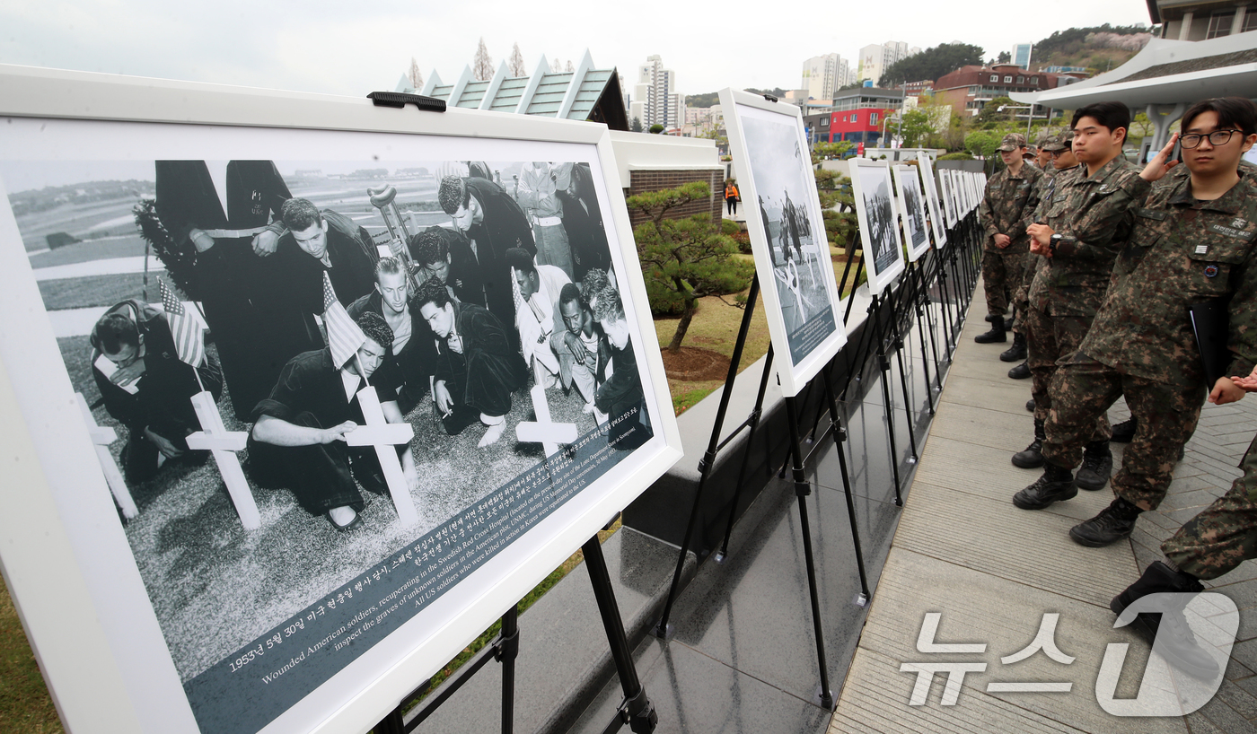 (부산=뉴스1) 윤일지 기자 = 6일 부산 남구 유엔기념공원에서 열린 '유엔기념공원 75주년 기념 기록사진 특별전'에서 해군 장병들이 전시를 관람하고 있다.30일까지 열리는 이번 …