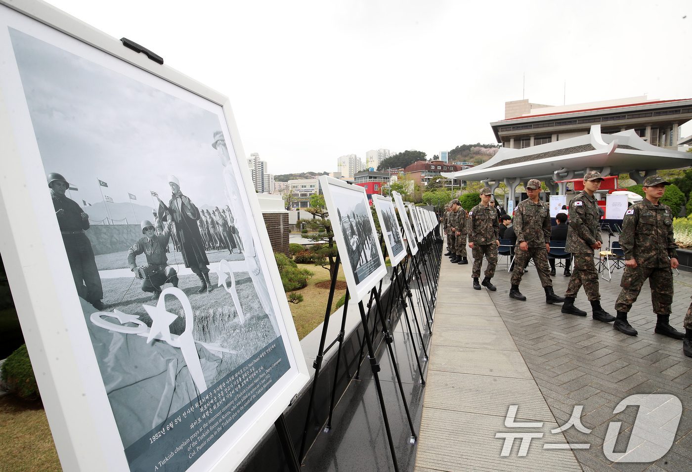 (부산=뉴스1) 윤일지 기자 = 6일 부산 남구 유엔기념공원에서 열린 '유엔기념공원 75주년 기념 기록사진 특별전'에서 해군 장병들이 전시를 관람하고 있다.30일까지 열리는 이번 …