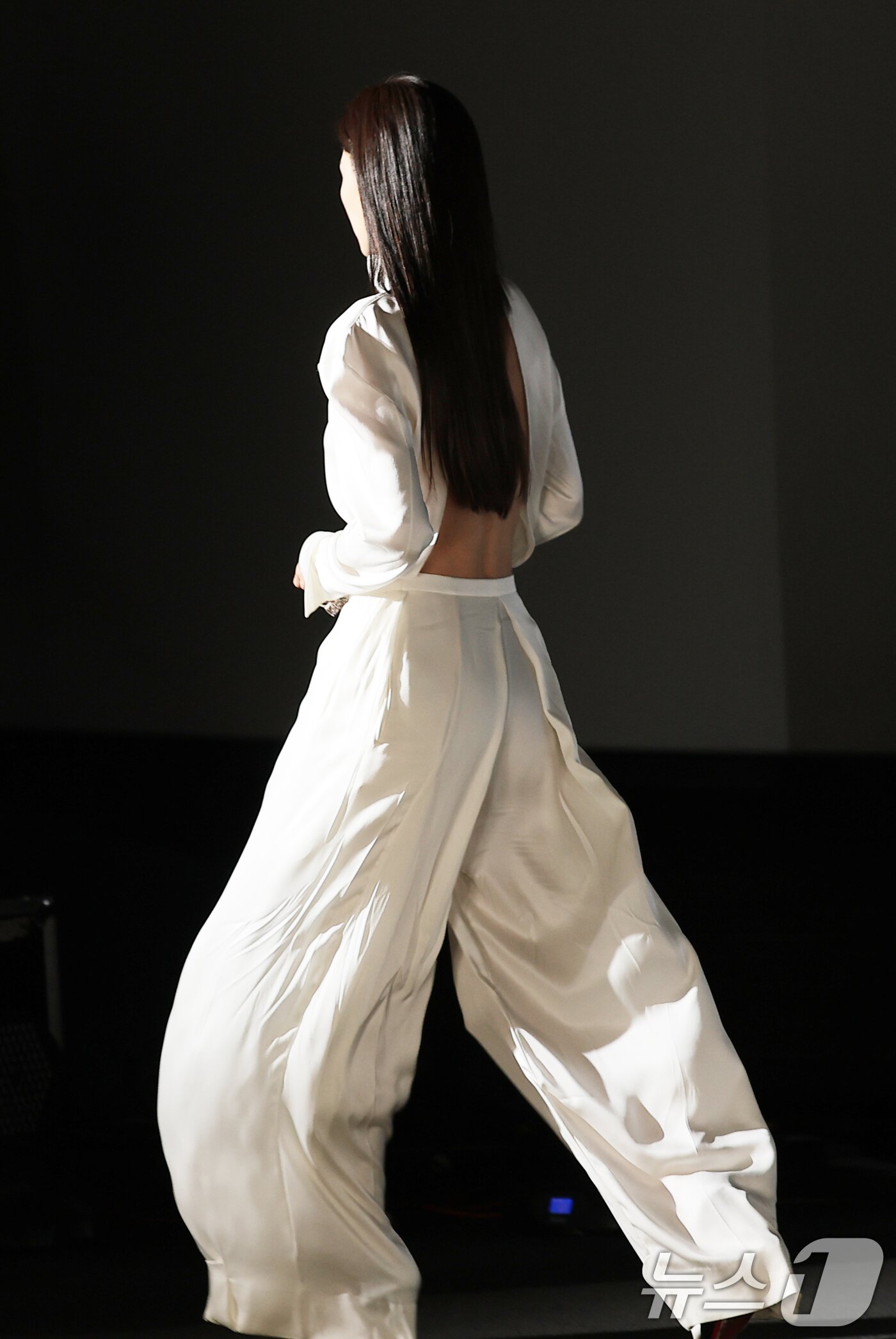 본문 이미지 - 배우 전지현이 6일 서울 용산구 CGV용산아이파크몰에서 열린 영화 '군체'(감독 연상호) 제작보고회를 마친 뒤 이동하고 있다.  ⓒ 뉴스1 권현진 기자