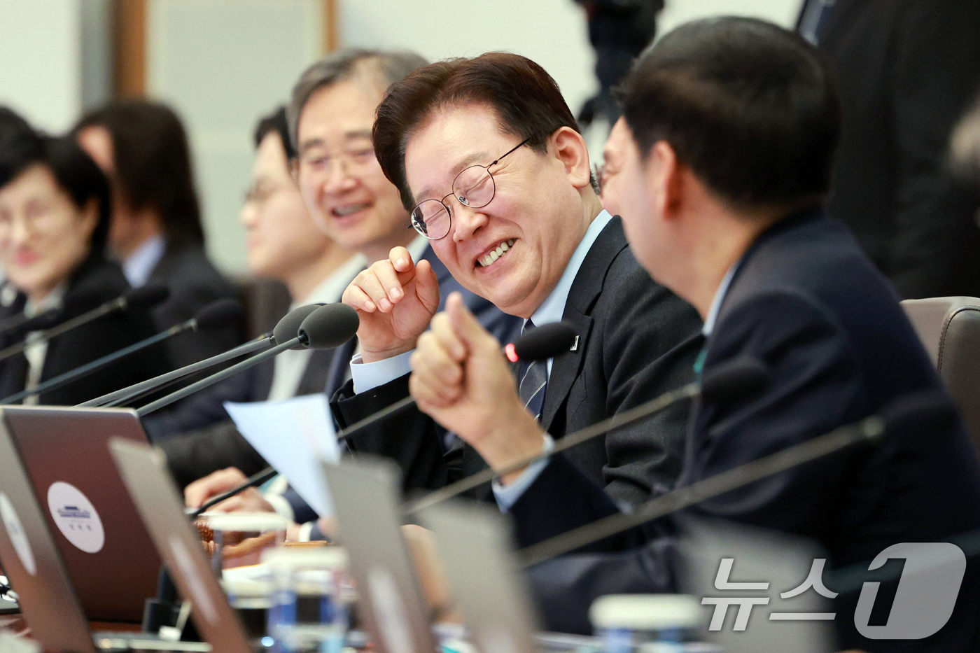 (서울=뉴스1) 이재명 기자 = 이재명 대통령이 6일 청와대에서 열린 국무회의 겸 제4차 비상경제 점검회의에서 구윤철 부총리 겸 재정경제부 장관과 대화하고 있다. 2026.4.6/ …