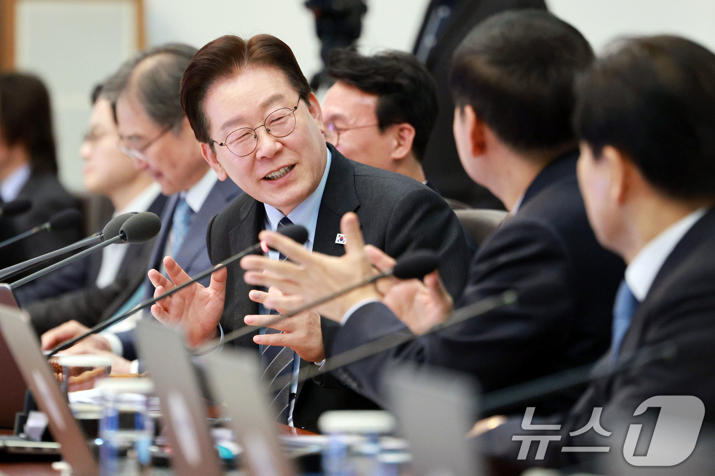 (서울=뉴스1) 이재명 기자 = 이재명 대통령이 6일 청와대에서 열린 국무회의 겸 제4차 비상경제 점검회의에서 구윤철 부총리 겸 재정경제부 장관과 대화하고 있다. 2026.4.6/ …