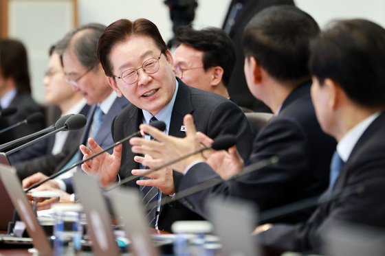 구윤청 부총리와 대화하는 이재명 대통령