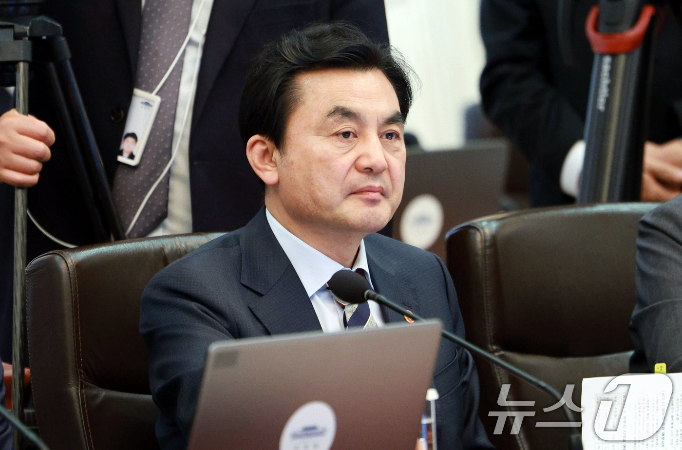 (서울=뉴스1) 이재명 기자 = 안규백 국방부 장관이 6일 청와대에서 열린 국무회의 겸 제4차 비상경제 점검회의에 참석해 있다. 2026.4.6/뉴스1