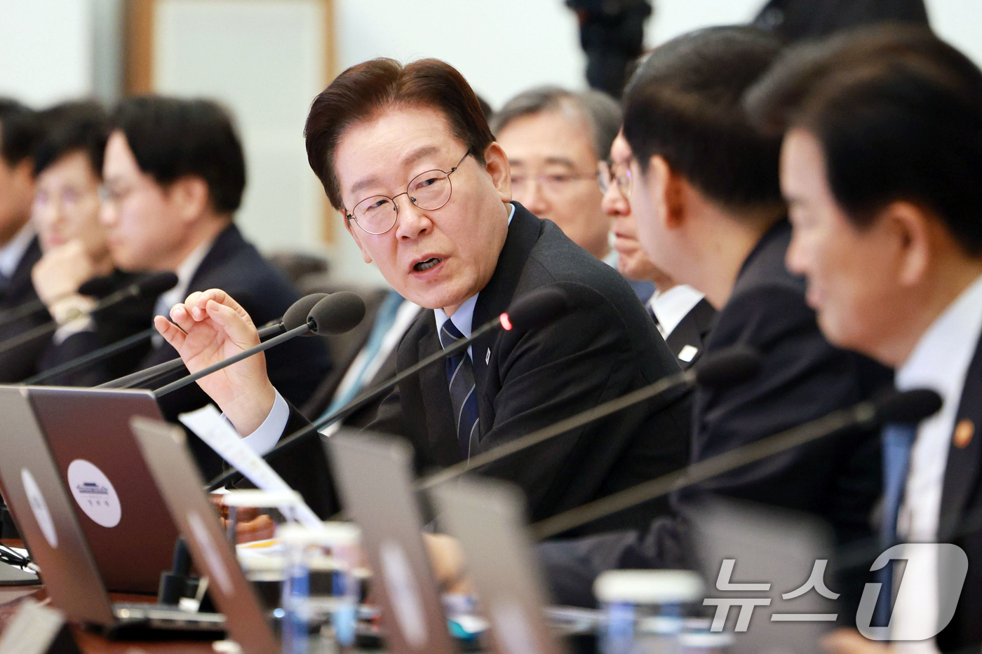 (서울=뉴스1) 이재명 기자 = 이재명 대통령이 6일 청와대에서 열린 국무회의 겸 제4차 비상경제 점검회의에서 구윤철 부총리 겸 재정경제부 장관과 대화하고 있다. 2026.4.6/ …