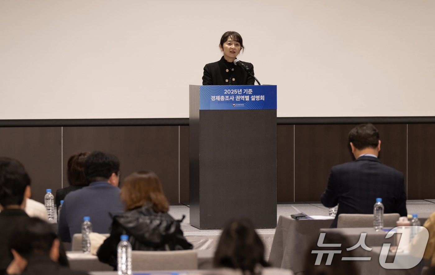 (부산=뉴스1) 윤일지 기자 = 6일 부산 강서구 신라스테이 서부산에서 열린 국가데이터처 '2025년 기준 경제총조사' 동남권 설명회에서 서운주 경계통계국장이 개회사를 하고 있다. …
