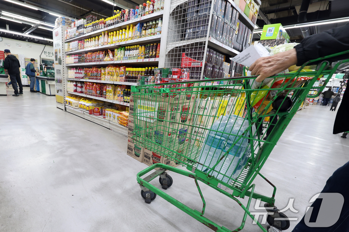 (서울=뉴스1) 황기선 기자 = 고환율 여파에 기름값, 식품물가 등이 오르면서 스테그플레이션에 대한 우려가 높아지고 있는 6일 서울 시내 한 하트에서 시민들이 장을 보고 있다.정부 …