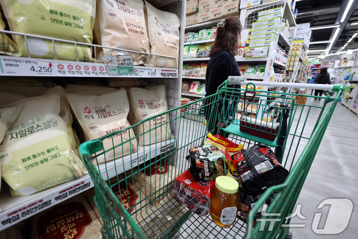 (서울=뉴스1) 황기선 기자 = 고환율 여파에 기름값, 식품물가 등이 오르면서 스테그플레이션에 대한 우려가 높아지고 있는 6일 서울 시내 한 하트에서 시민들이 장을 보고 있다.정부 …