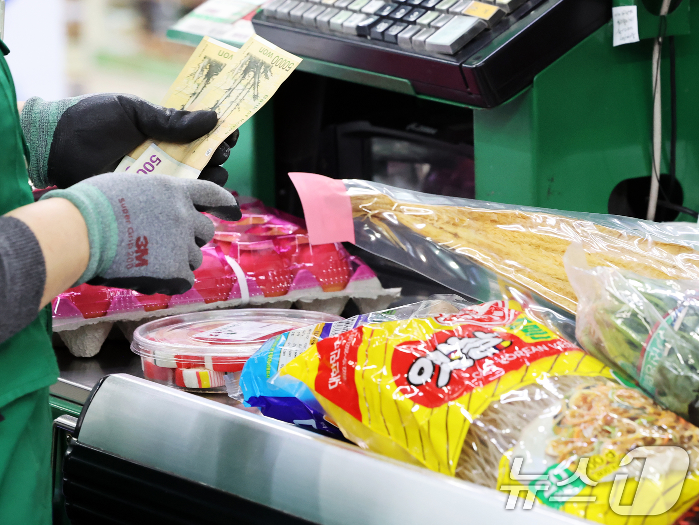 (서울=뉴스1) 황기선 기자 = 고환율 여파에 기름값, 식품물가 등이 오르면서 스테그플레이션에 대한 우려가 높아지고 있는 6일 서울 시내 한 하트에서 시민들이 장을 보고 있다.정부 …