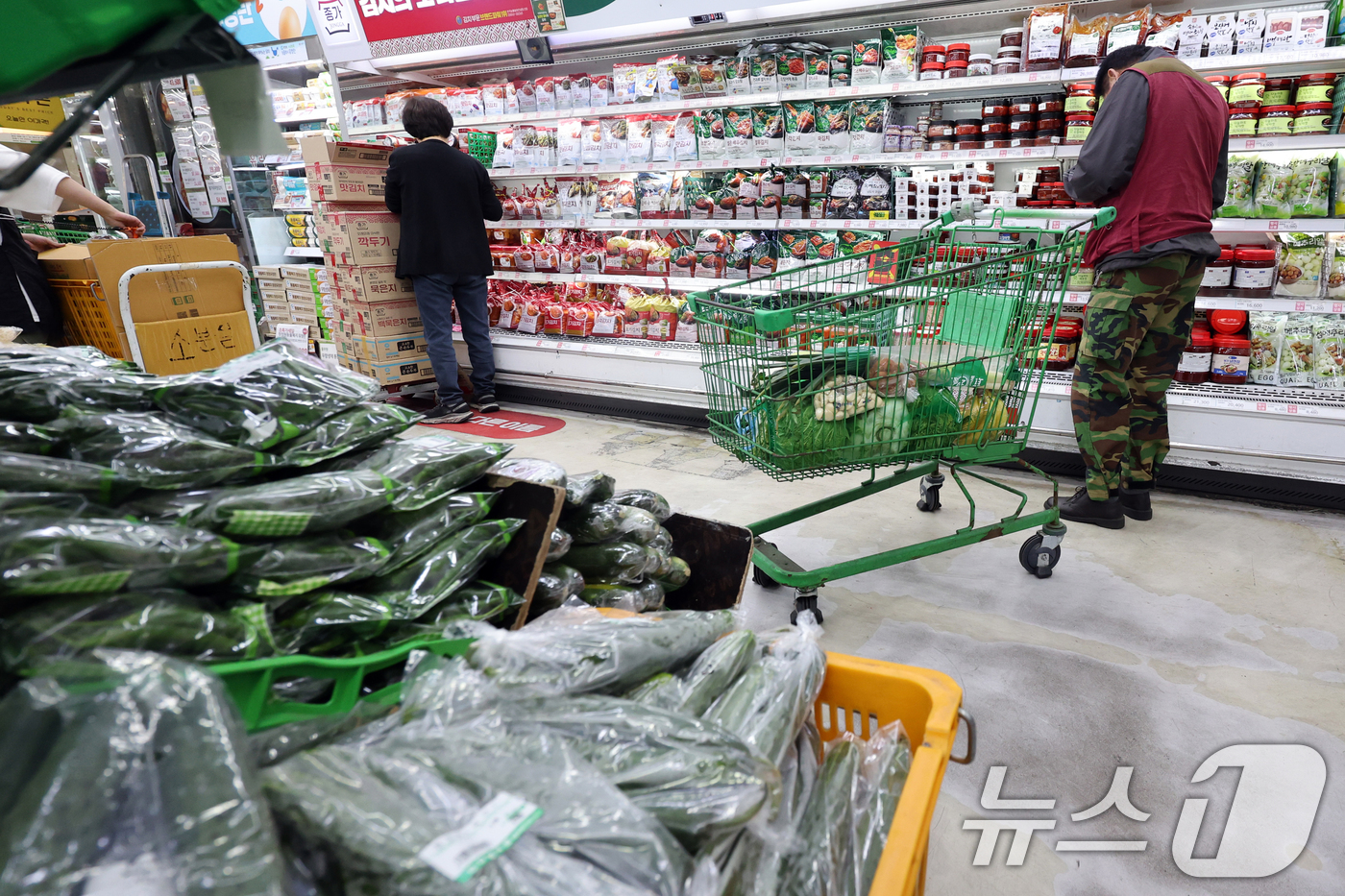 (서울=뉴스1) 황기선 기자 = 고환율 여파에 기름값, 식품물가 등이 오르면서 스테그플레이션에 대한 우려가 높아지고 있는 6일 서울 시내 한 하트에서 시민들이 장을 보고 있다.정부 …