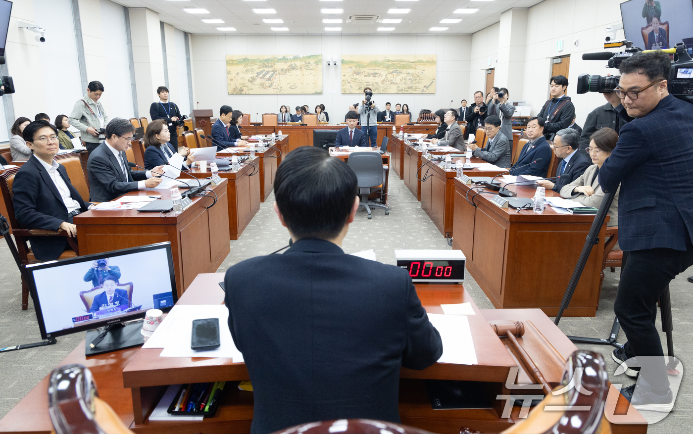 (서울=뉴스1) 이승배 기자 = 6일 서울 여의도 국회에서 열린 제434회국회(임시회) 교육위원회 제1차 전체회의에서 김영호 위원장이 의사진행을 하고 있다. 2026.4.6/뉴스1 …