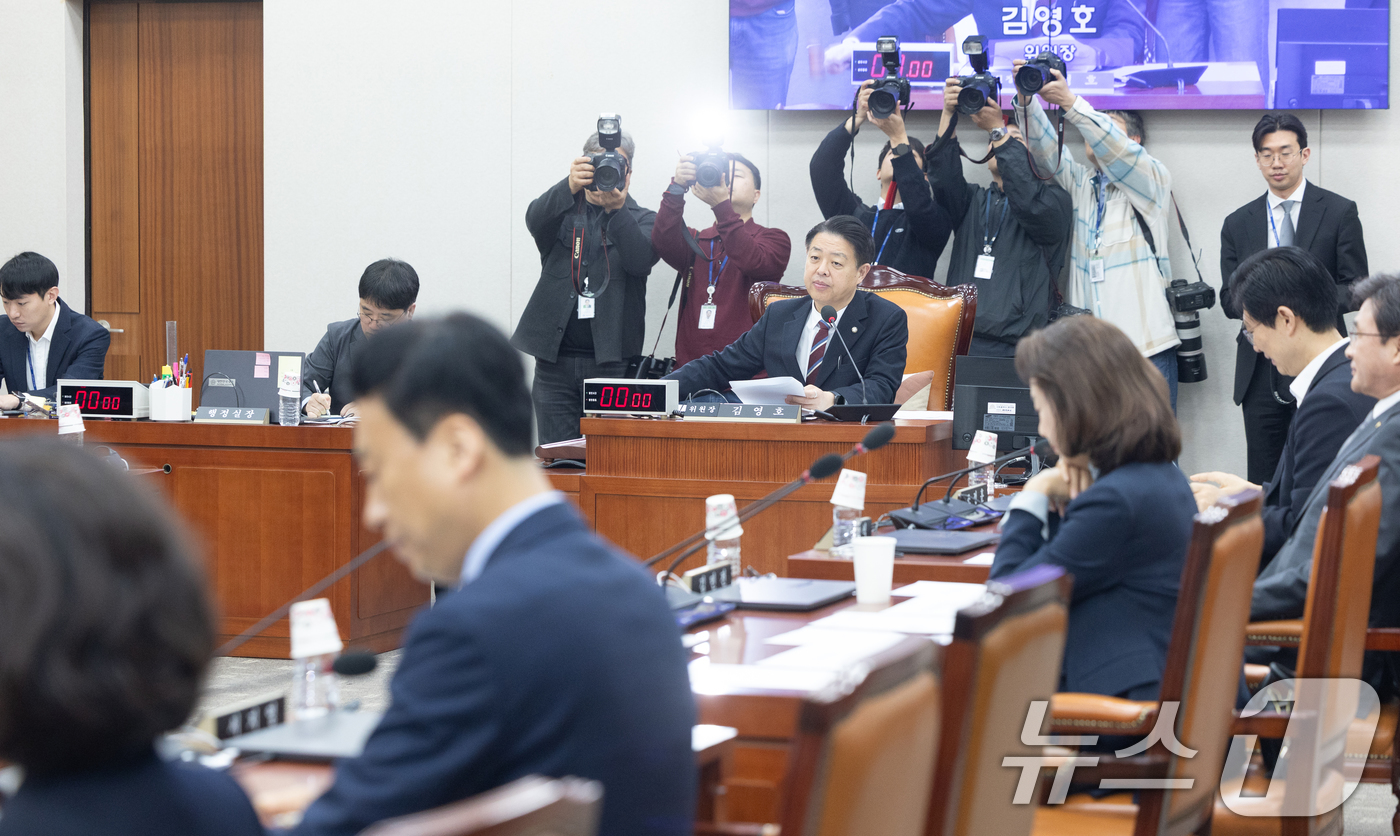 (서울=뉴스1) 이승배 기자 = 6일 서울 여의도 국회에서 열린 제434회국회(임시회) 교육위원회 제1차 전체회의에서 김영호 위원장이 의사봉을 두드리고 있다. 2026.4.6/뉴스 …