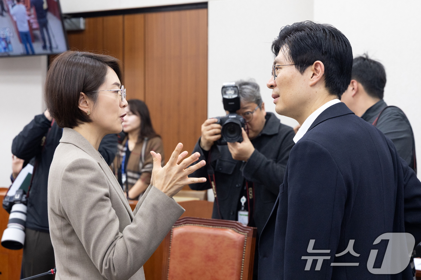 (서울=뉴스1) 이승배 기자 = 6일 서울 여의도 국회에서 열린 제434회국회(임시회) 교육위원회 제1차 전체회의에서 고민정, 조정훈 여야 간사가 대화를 나누고 있다. 2026.4 …