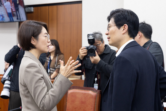 대화 나누는 교육위 여야 간사