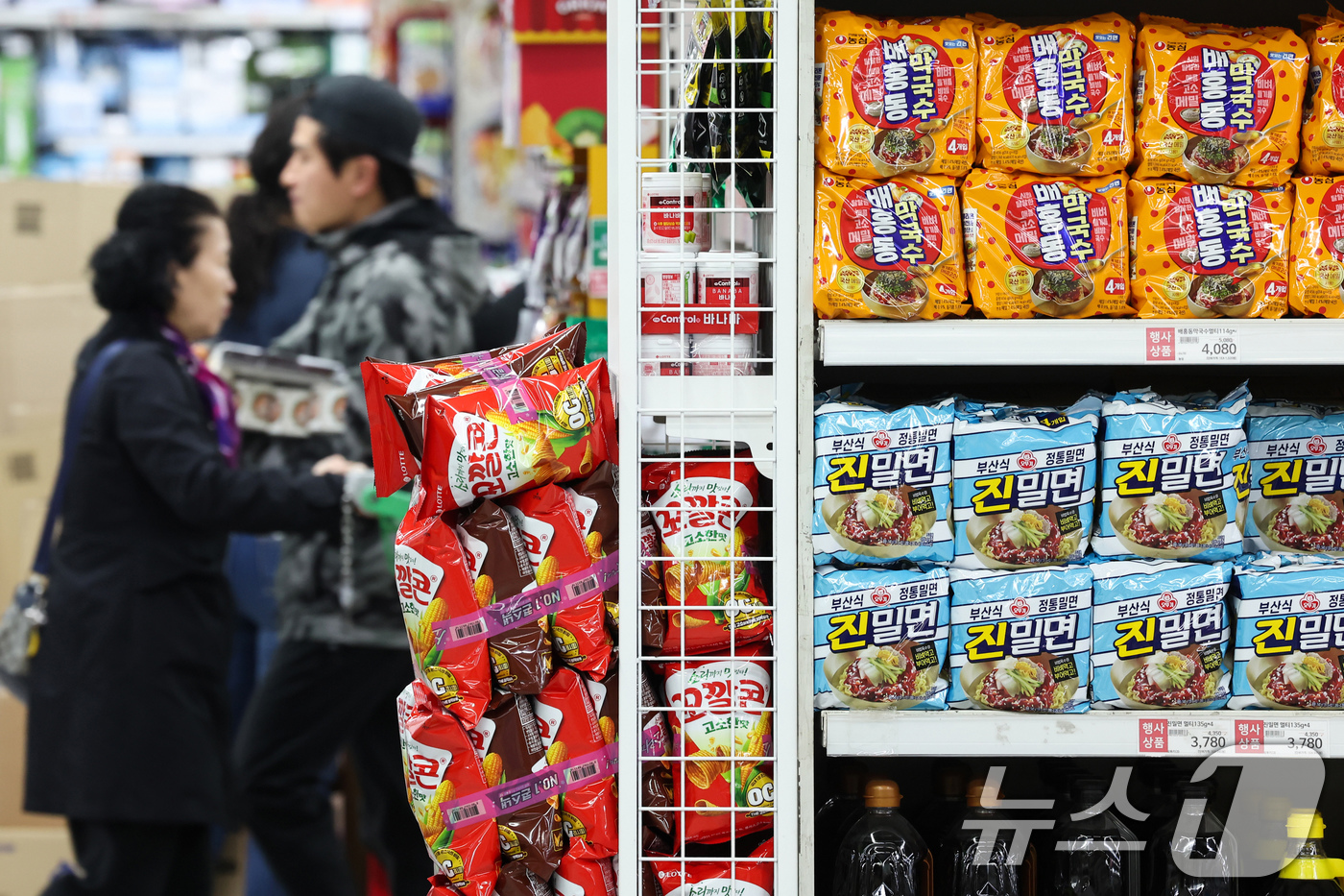 (서울=뉴스1) 임지훈 인턴기자 = 6일 서울의 한 대형마트에 라면과 과자가 진열되어 있다.중동 전쟁 장기화로 국제유가가 배럴당 110달러를 넘어선 가운데, 환율과 금리까지 동반 …
