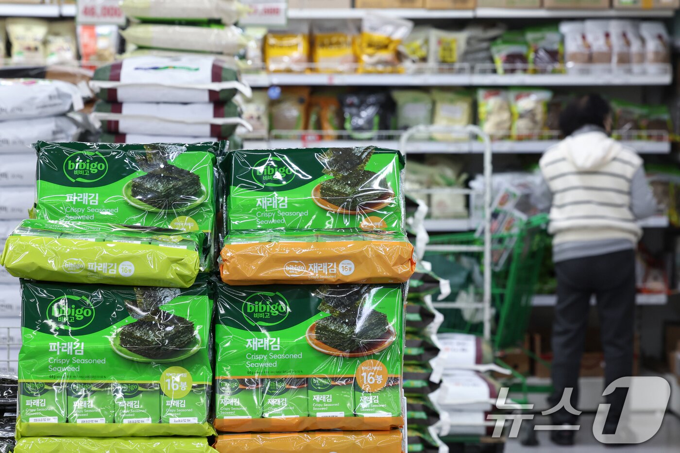 본문 이미지 - 6일 서울의 한 대형마트에 김이 진열되어 있다. 중동 전쟁 장기화로 국제유가가 배럴당 110달러를 넘어선 가운데, 환율과 금리까지 동반 상승하며 물가 압력이 본격화되고 있다는 정부 진단이 나왔다. 구윤철 부총리 겸 재정경제부 장관은 이날 오전 청와대에서 열린 비상경제점검회의에서 물가 상승 압력과 소비심리 둔화가 우려된다며 범정부 비상 대응 체계를 총가동하겠다고 강조했다. 2026.4.6 ⓒ 뉴스1 임지훈 인턴기자