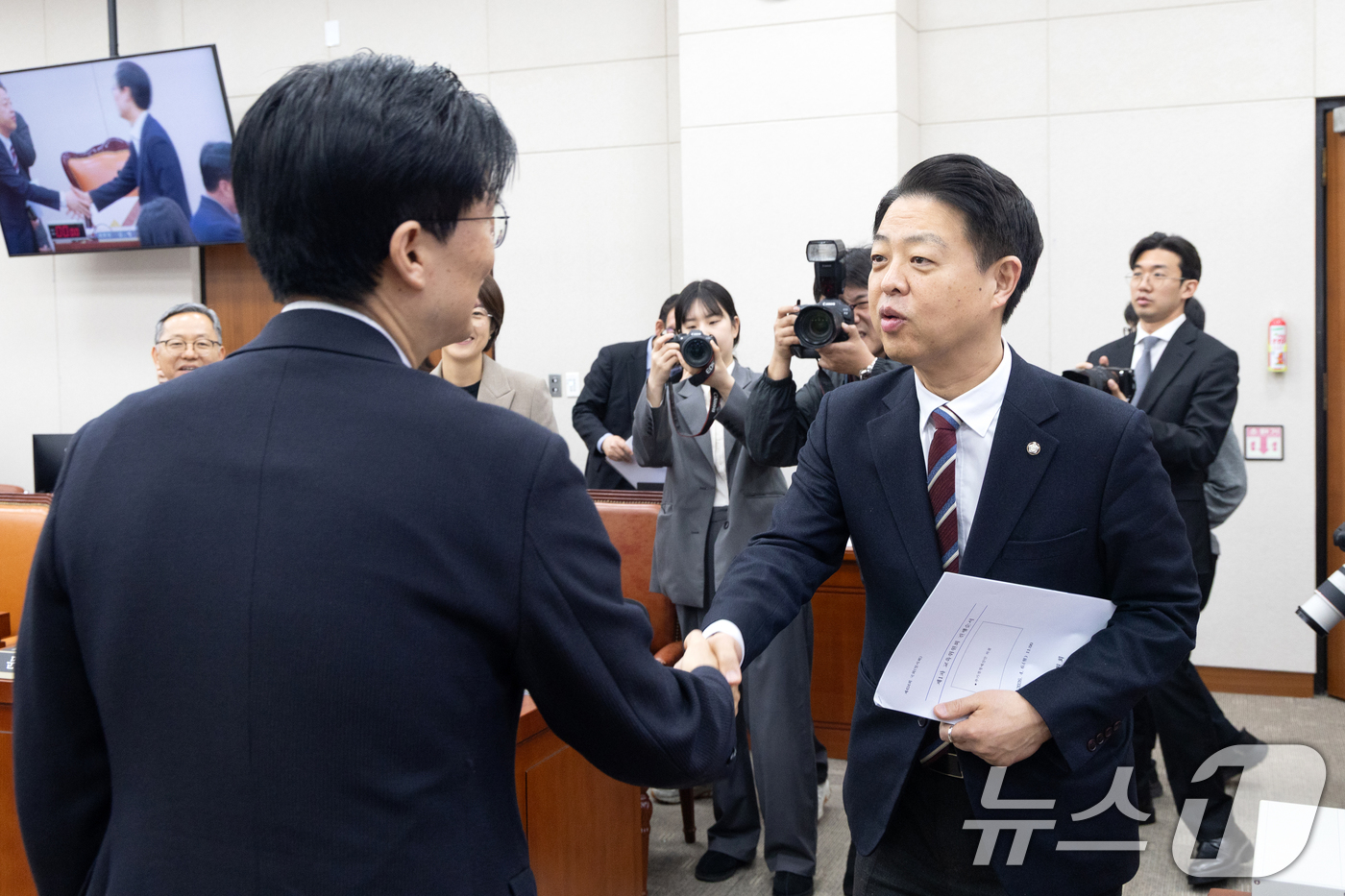 (서울=뉴스1) 이승배 기자 = 6일 서울 여의도 국회에서 열린 제434회국회(임시회) 교육위원회 제1차 전체회의에서 김영호 위원장이 조정훈 야당 간사와 악수하고 있다. 2026. …