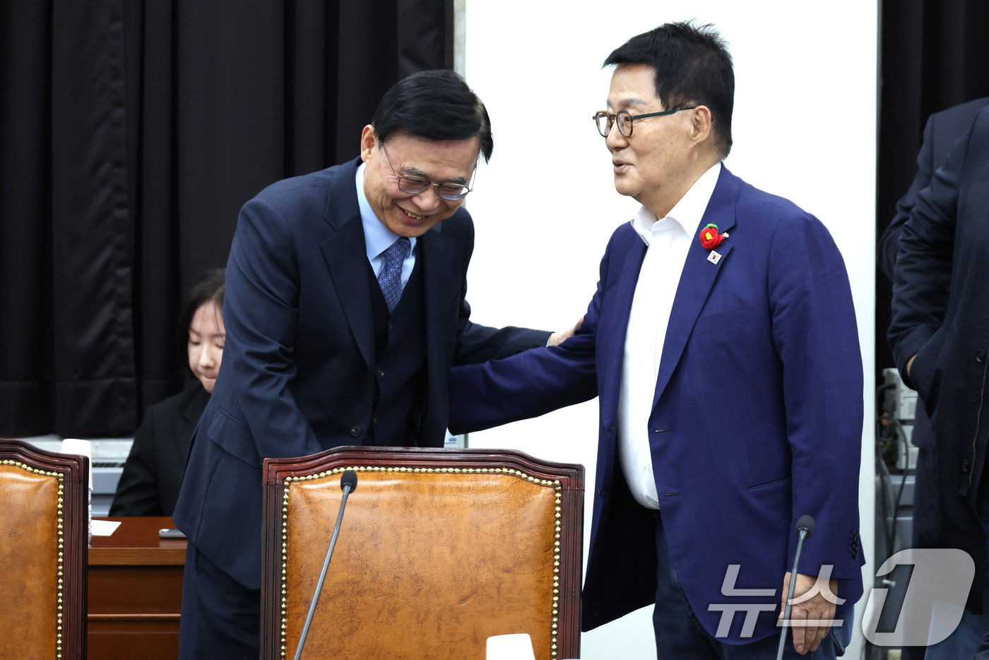 (서울=뉴스1) 국회사진기자단 = 이종석 국정원장과 박지원 더불어민주당 의원이 6일 서울 여의도 국회에서 열린 정보위원회 전체회의에서 인사하고 있다.  2026.4.6/뉴스1