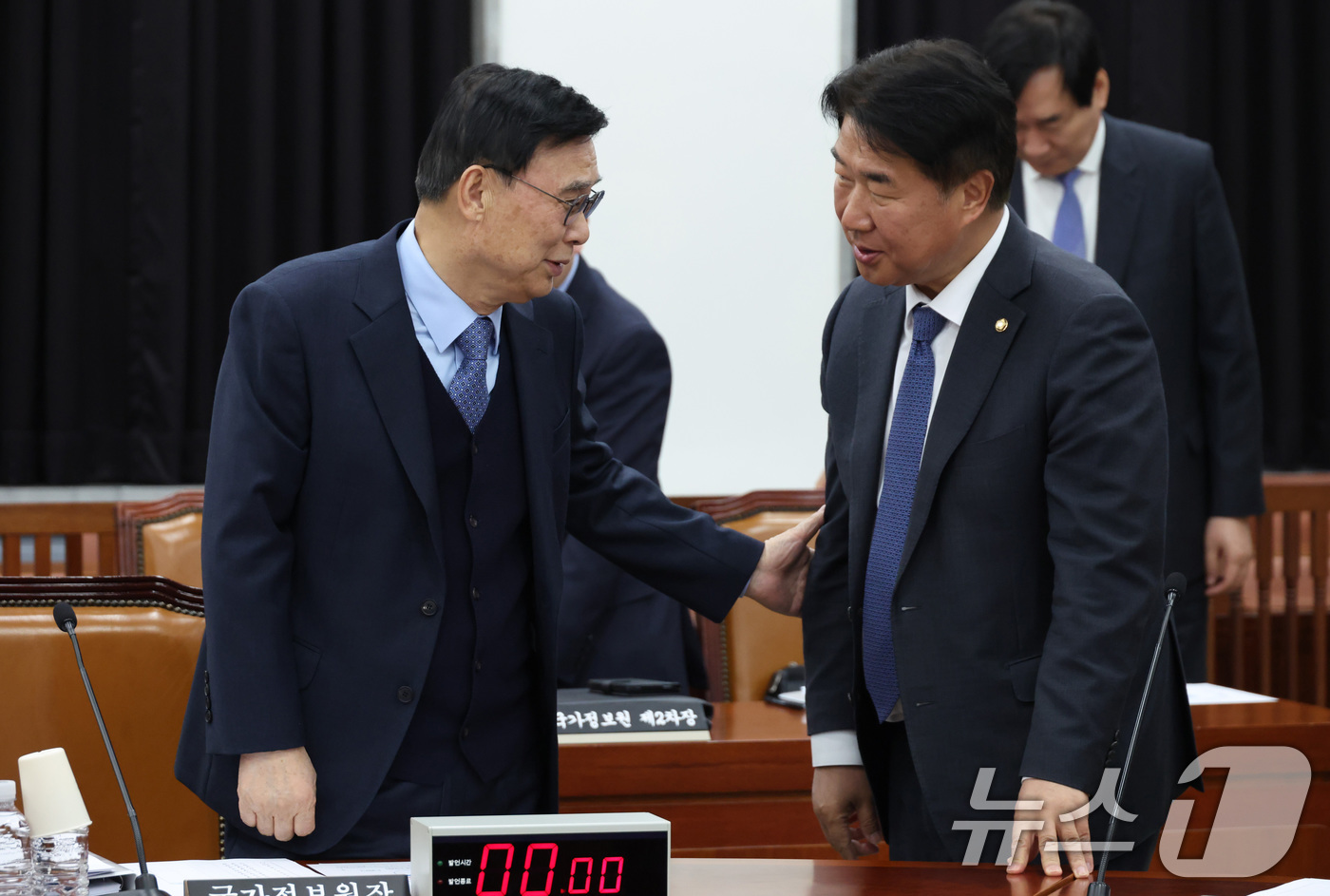 (서울=뉴스1) 국회사진기자단 = 이종석 국정원장과 이기헌 더불어민주당 의원이 6일 서울 여의도 국회에서 열린 전체회의에서 대화하고 있다. 2026.4.6/뉴스1