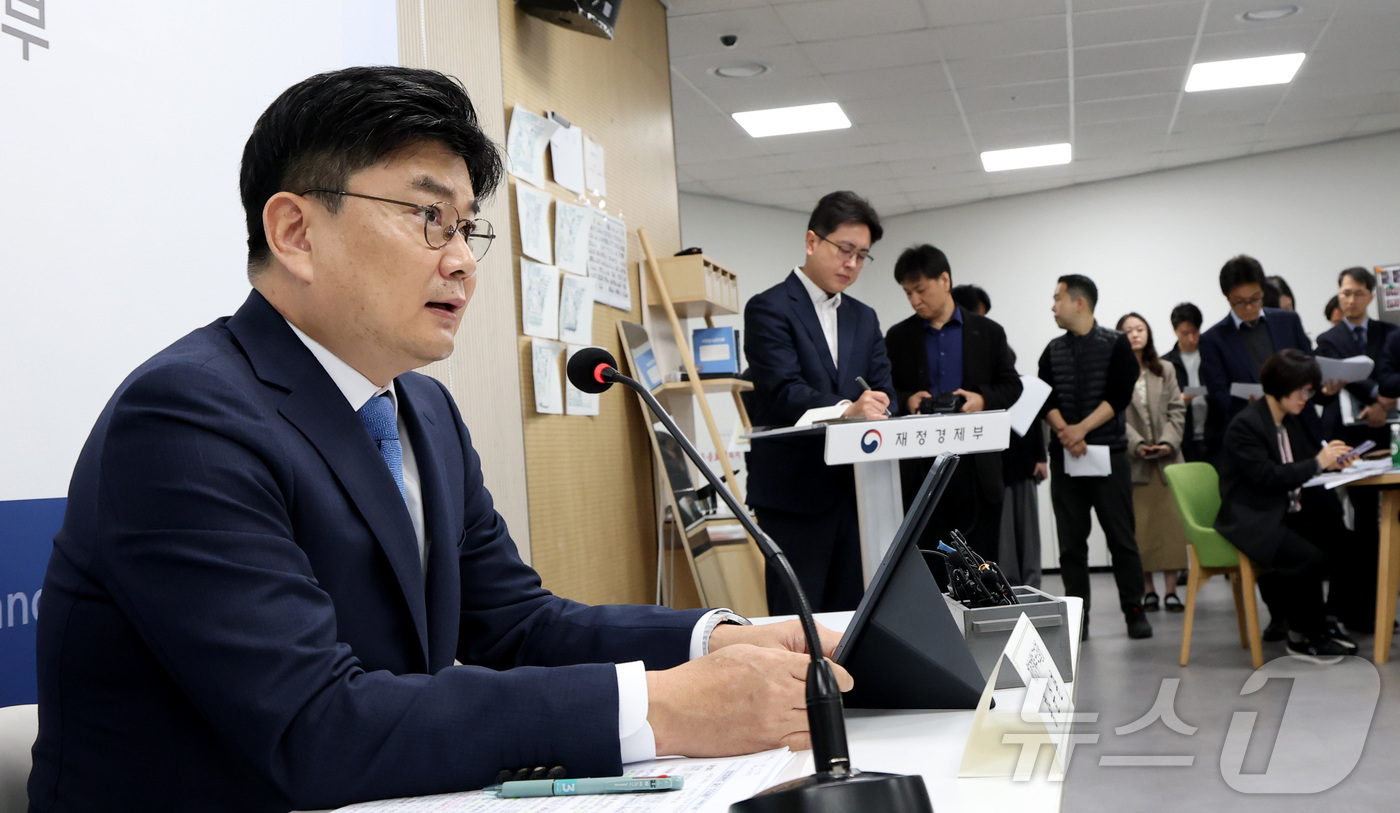 (세종=뉴스1) 김기남 기자 = 황순관 재정경제부 국고실장이 6일 세종시 정부세종청사에서 2025회계연도 국가결산 결과 내용을 발표하고 있다. 2026.4.6/뉴스1