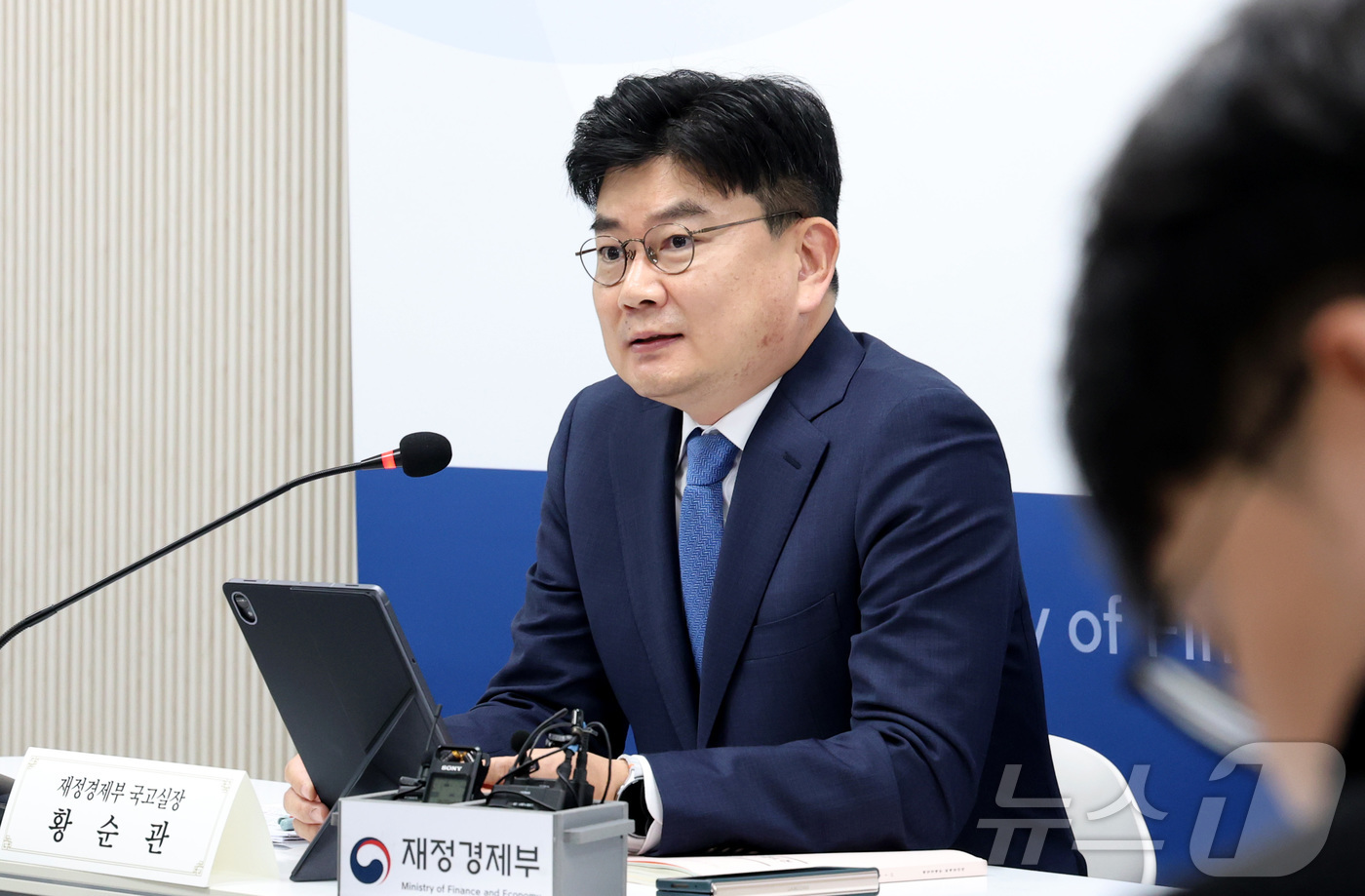 (세종=뉴스1) 김기남 기자 = 황순관 재정경제부 국고실장이 6일 세종시 정부세종청사에서 2025회계연도 국가결산 결과 내용을 발표하고 있다. 2026.4.6/뉴스1