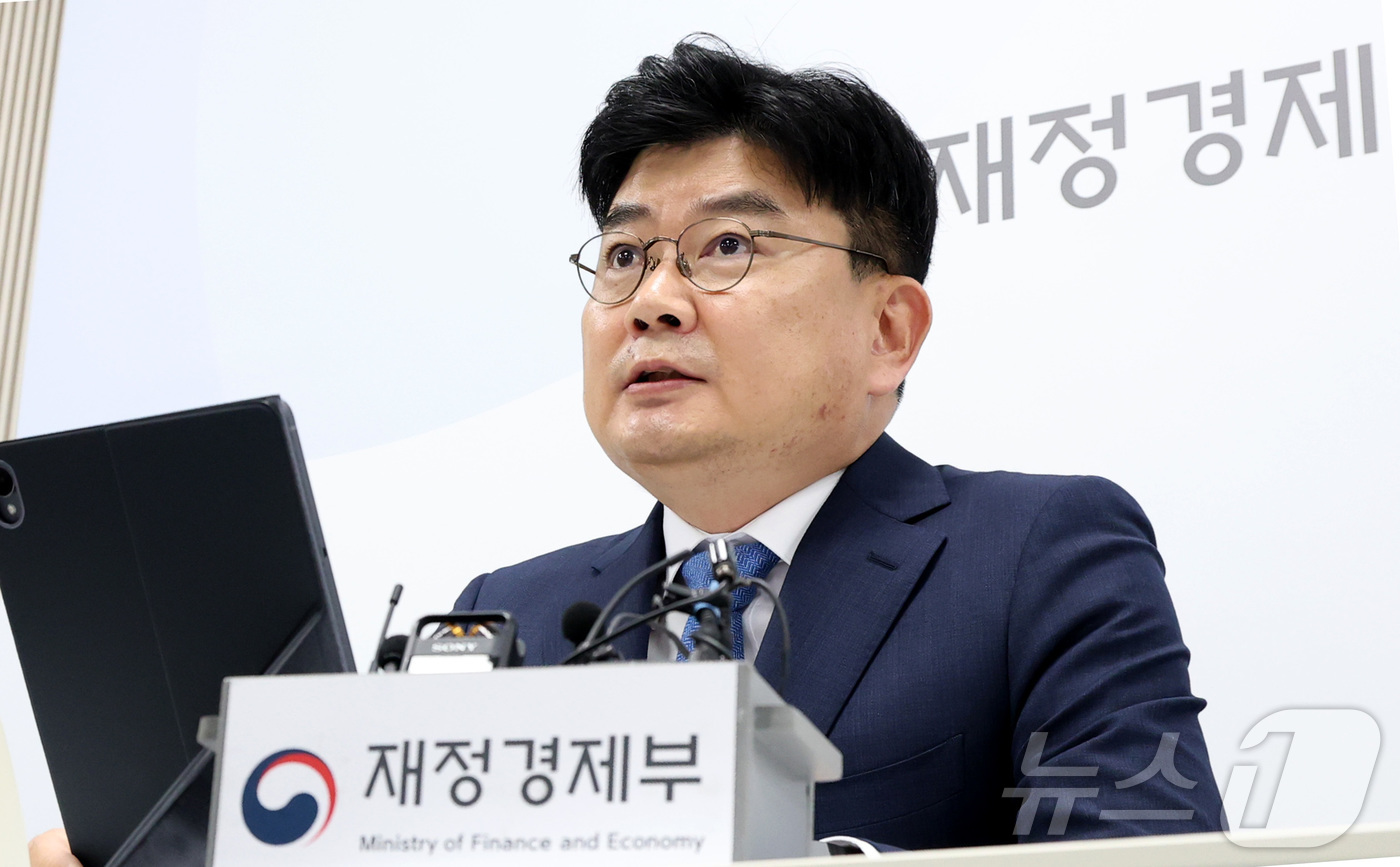 (세종=뉴스1) 김기남 기자 = 황순관 재정경제부 국고실장이 6일 세종시 정부세종청사에서 2025회계연도 국가결산 결과 내용을 발표하고 있다. 2026.4.6/뉴스1