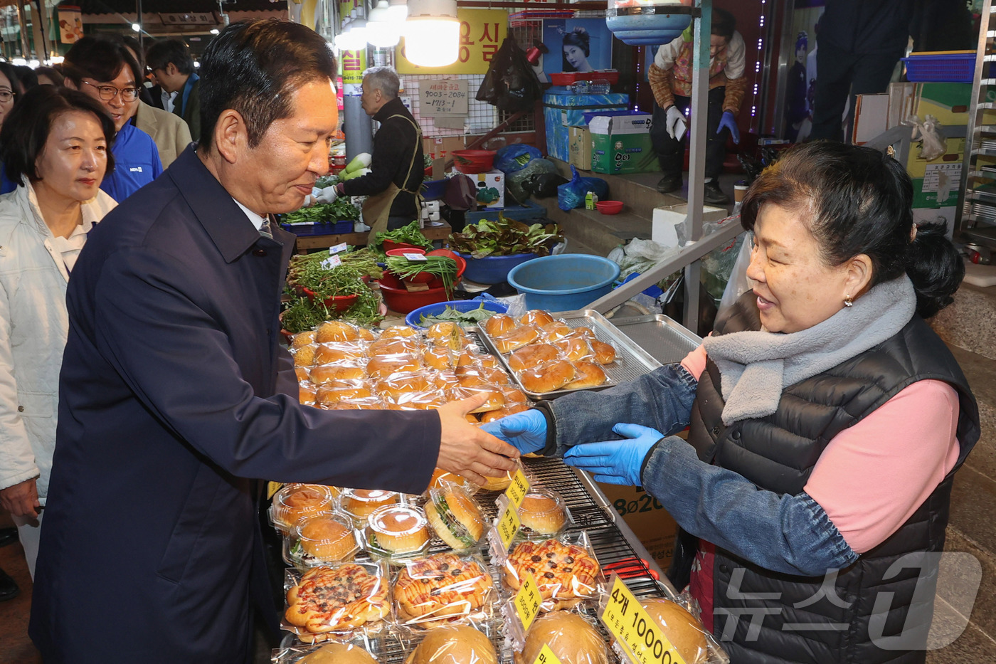 (수원=뉴스1) 김영운 기자 = 정청래 더불어민주당 대표가 6일 경기 수원시 팔달구 못골시장을 방문해 상인과 악수를 하고 있다.  (공동취재)  2026.4.6/뉴스1