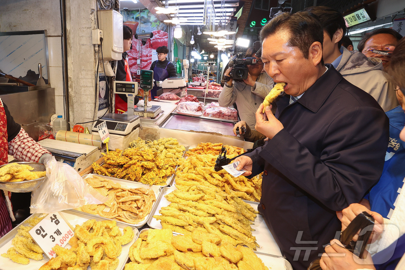 (수원=뉴스1) 김영운 기자 = 정청래 더불어민주당 당대표가 6일 오전 경기 수원시 팔달구 못골종합시장을 방문해 튀김을 먹고 있다.  (공동취재) 2026.4.6/뉴스1