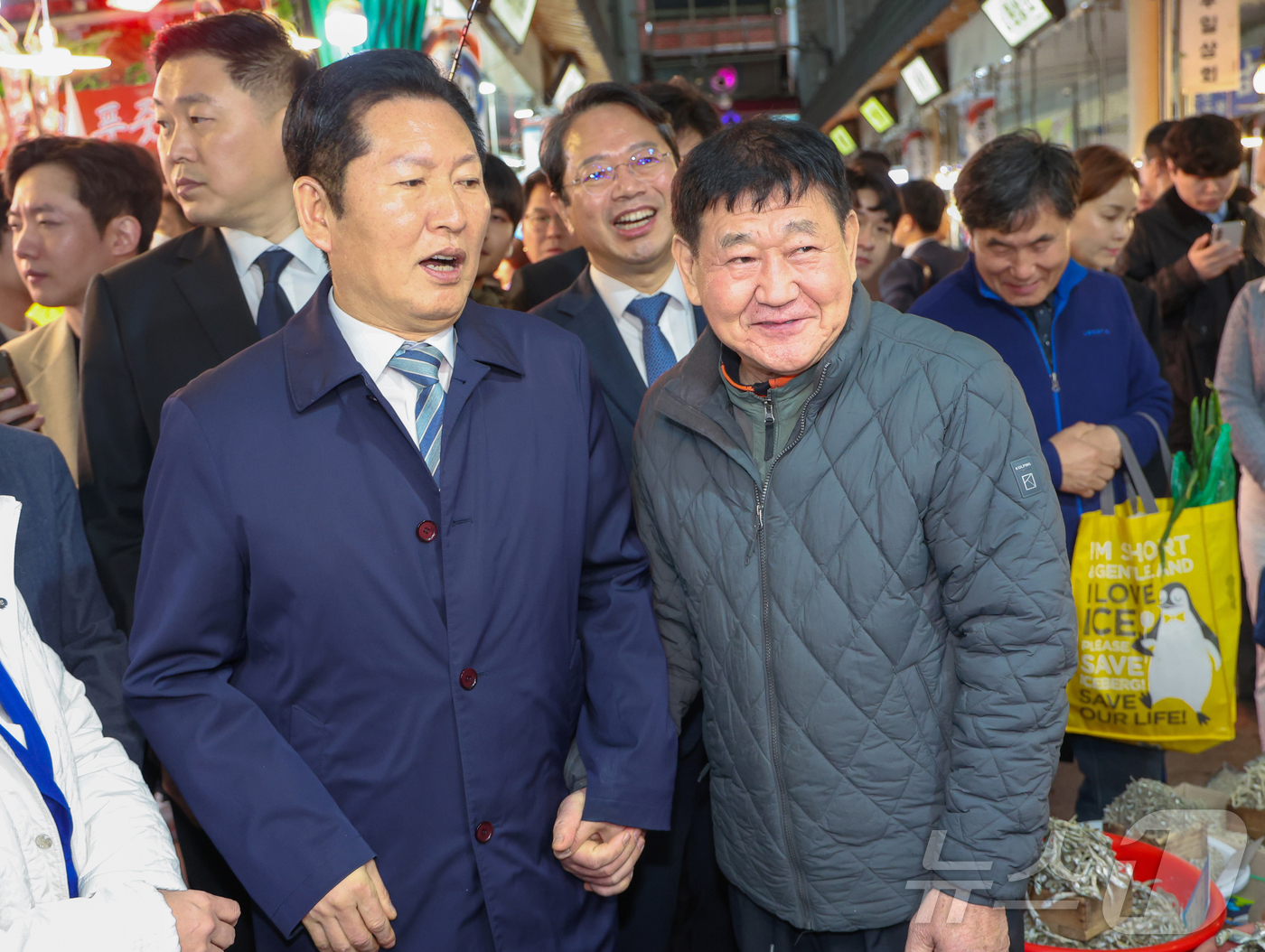 (수원=뉴스1) 김영운 기자 = 정청래 더불어민주당 당대표가 6일 오전 경기 수원시 팔달구 못골종합시장을 방문해 상인들과 인사를 나누고 있다. (공동취재) 2026.4.6/뉴스1