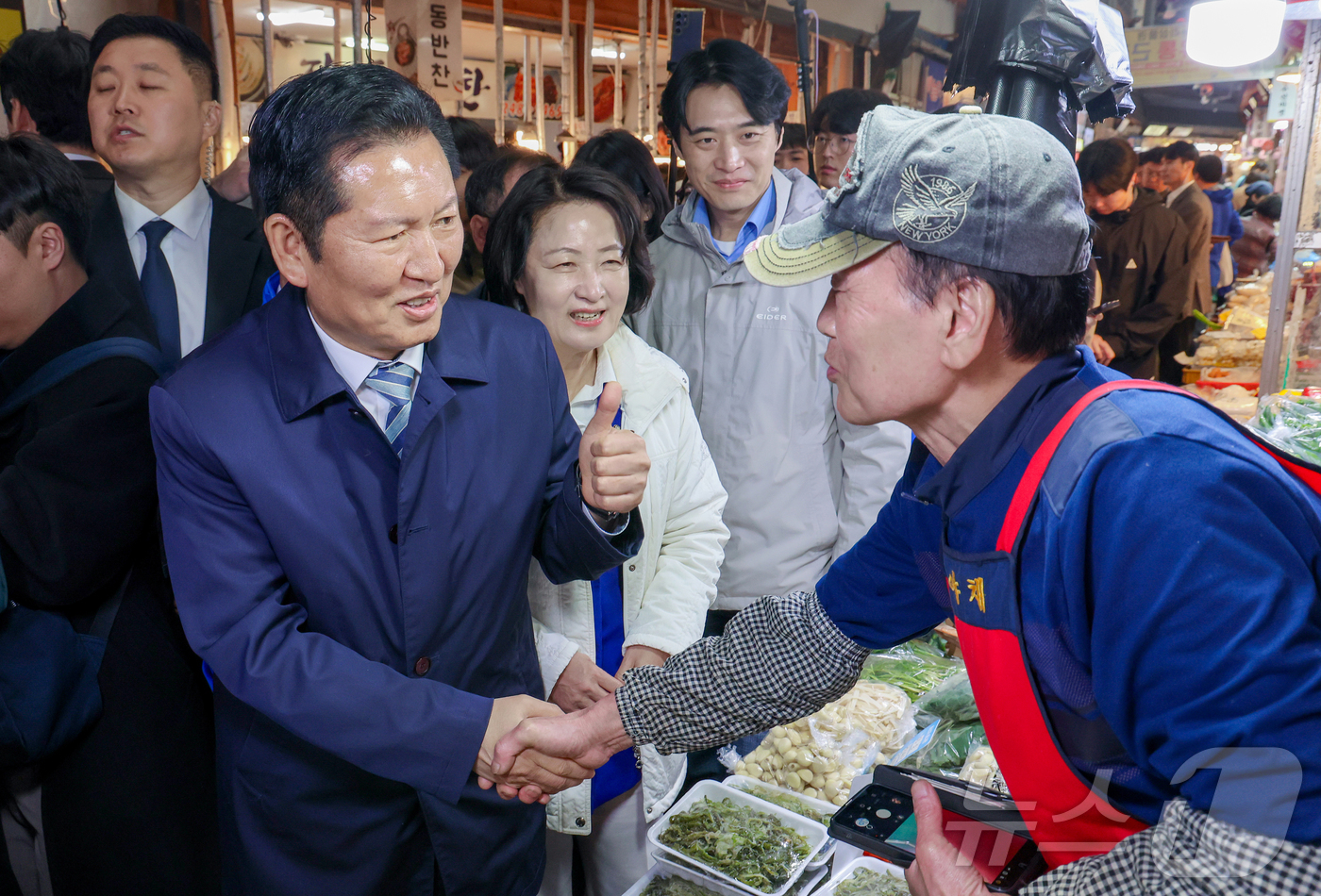 (수원=뉴스1) 김영운 기자 = 정청래 더불어민주당 당대표가 6일 오전 경기 수원시 팔달구 못골종합시장을 방문해 상인들과 인사를 나누고 있다. (공동취재)  2026.4.6/뉴스1 …