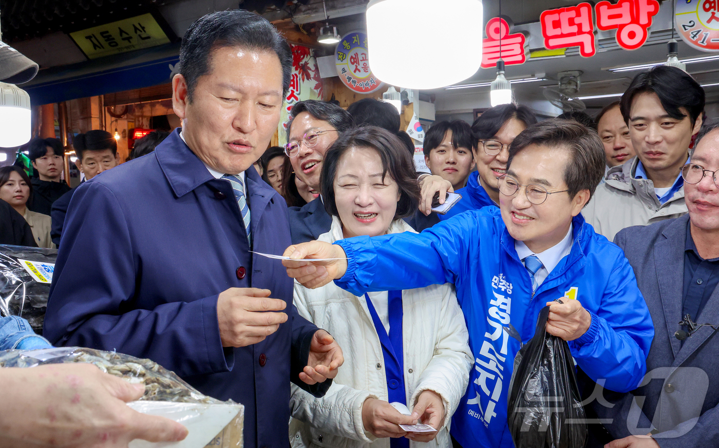 (수원=뉴스1) 김영운 기자 = 더불어민주당 정청래 당대표와 추미애, 김동연, 한준호 경기도지사 예비후보들이 6일 오전 경기 수원시 팔달구 못골종합시장을 방문해 상인들과 인사를 나 …