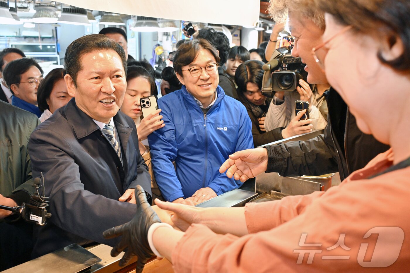 본문 이미지 - 정청래 더불어민주당 대표가 6일 경기도 수원시 팔달구 못골시장을 경기도지사 예비후보들과 함께 방문해 상인들과 인사를 나누고 있다. (공동취재) 2026.4.6 ⓒ 뉴스1 김영운 기자
