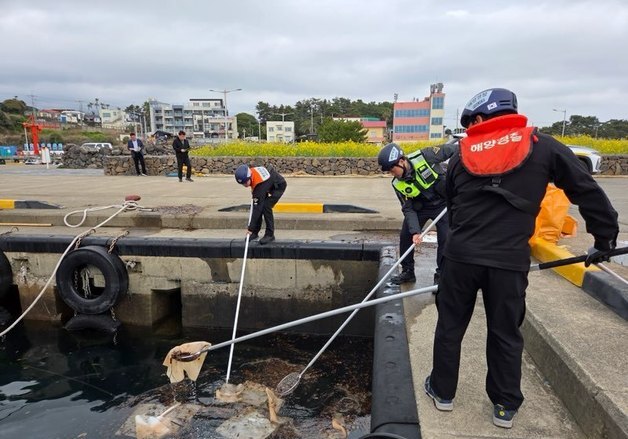 서귀포 하효항서 어선 침몰…해경 "기름 유출 차단"