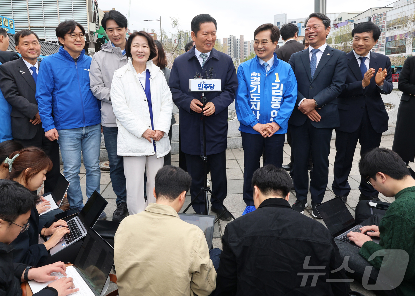 (수원=뉴스1) 김영운 기자 = 정청래 더불어민주당 대표와 경기도지사 예비후보들이 6일 경기 수원시 팔달구 못골시장을 방문한 뒤 백브리핑을 하고 있다. (공동취재) 2026.4.6 …