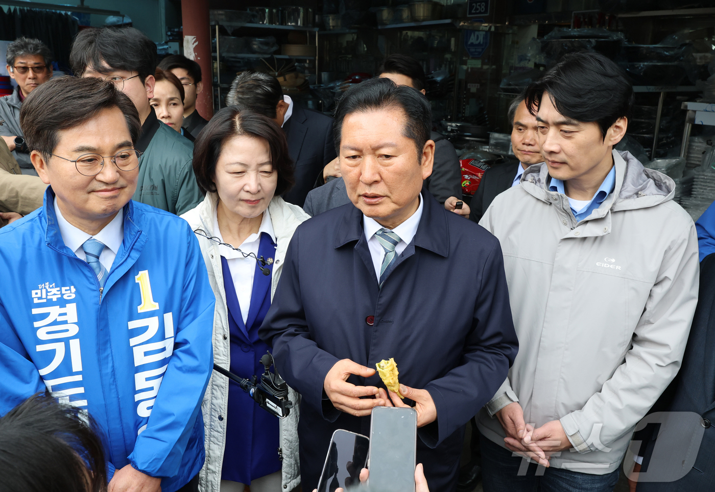 (수원=뉴스1) 김영운 기자 = 정청래 더불어민주당 대표와 김동연, 추미애, 한준호 경기도지사 예비후보들이 6일 경기 수원시 팔달구 못골시장을 방문한 뒤 백브리핑을 하고 있다. ( …